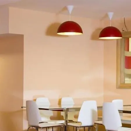 بيت شباب Savoy Centre *